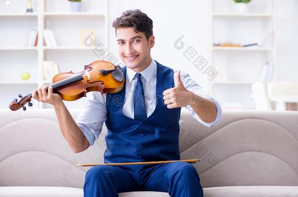 指已提到的人年幼的音乐家男人开业的演奏小提琴在家
