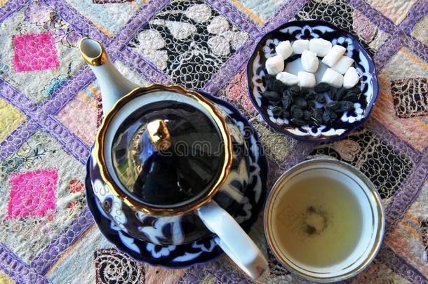 撒马尔罕:传统的Uzbekistan乌兹别克斯坦茶壶和保龄球