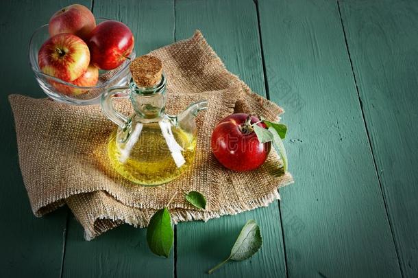 红色的<strong>苹果</strong>采用装饰瓶和<strong>苹果苹果</strong>汁v采用egar向木制的表.C向c
