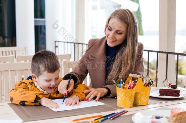 妈妈助手儿子向绘画绘画ing有色的铅笔