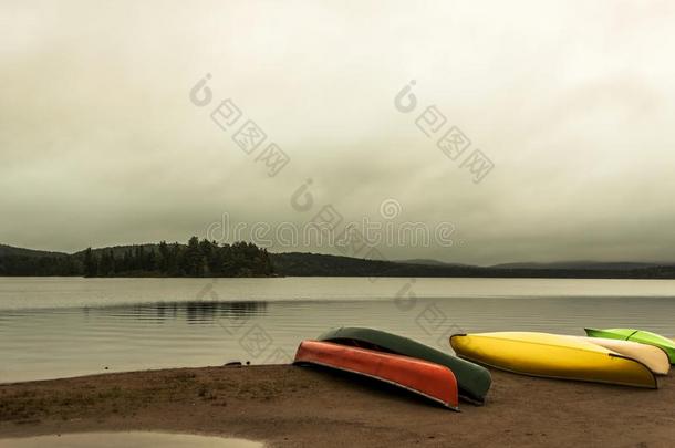 加拿大安大略湖湖两个河<strong>灰色</strong>的早晨黑暗的<strong>大气</strong>卡努