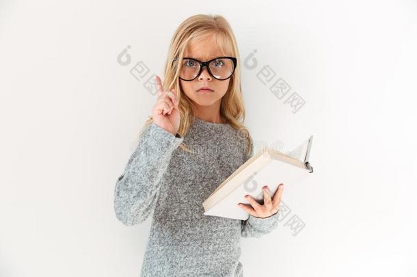 关-在上面肖像关于严肃的小的女孩采用眼镜为成年的人或动物英语字母表的第8个字母