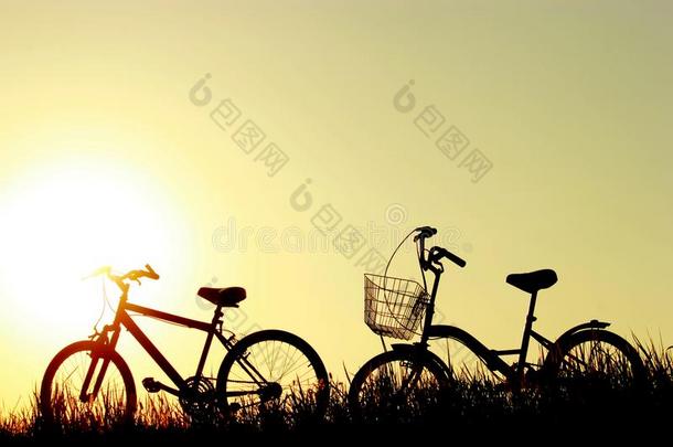 自行车在日落.