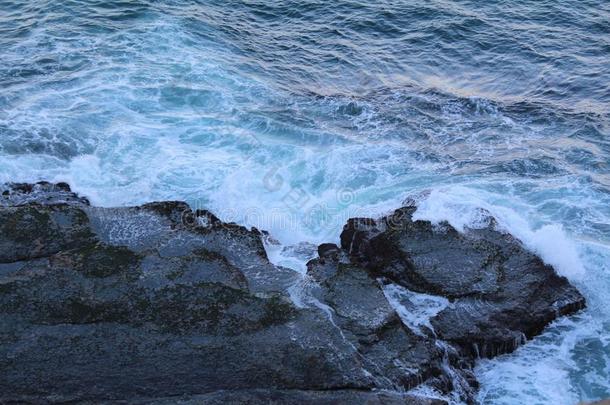 波浪打石头岩石海