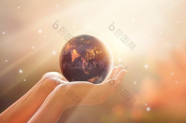 救助指已提到的人世界能量运动.行星地球向人手给看