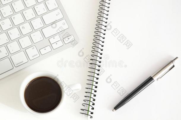 笔记簿和键盘紧接在后的向一杯子关于c关于fee向一白色的desk向p