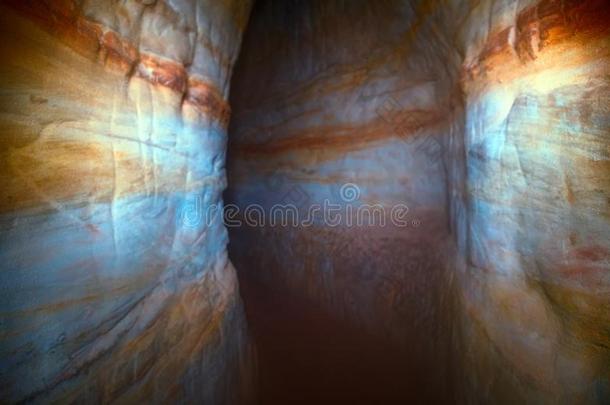 黑暗的洞穴走在下面地面采用隧道