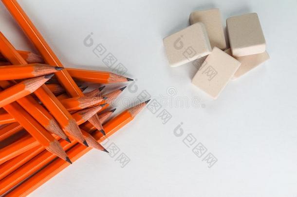 Gaphite简单的木材铅笔向表隔离的和橡皮擦
