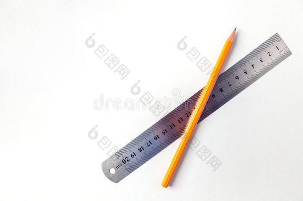 Gaphite简单的木材铅笔和尺向表隔离的