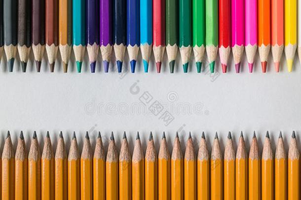 有色的木材铅笔采用前面关于简单的石墨铅笔向tablet药片