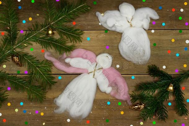 圣诞节卡片:两个白色的羊毛制的天使飞行的,富有色彩的<strong>孔子</strong>
