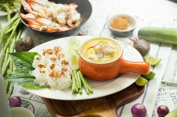 咖喱食品蟹,海产食品和黄色的咖喱食品调味汁采用桔子陶器的便壶