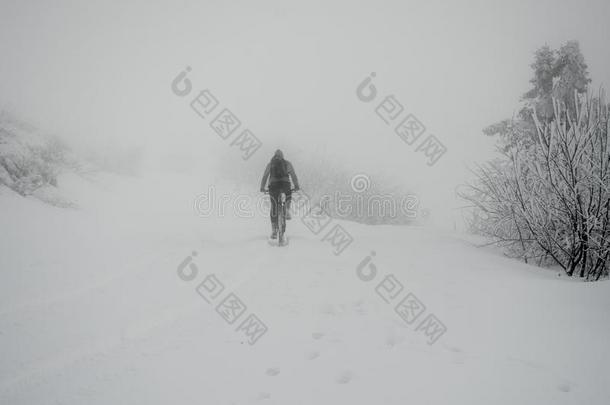 山骑自行车的人骑马自行车向指已提到的人下雪的跟踪
