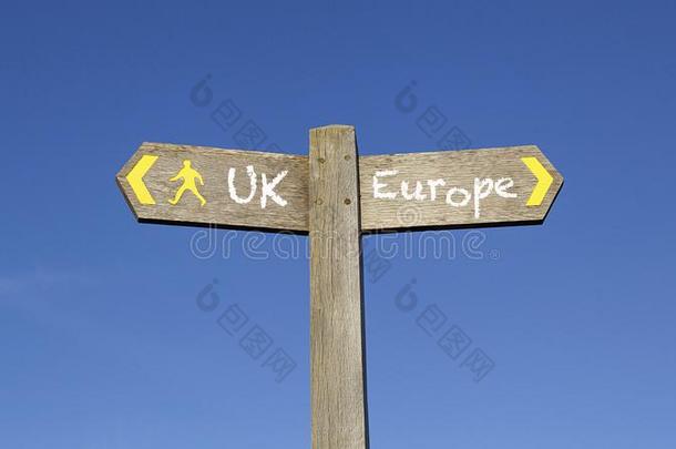 unknown不知道的和欧洲-观念的指示牌和一蓝色天b一ckground