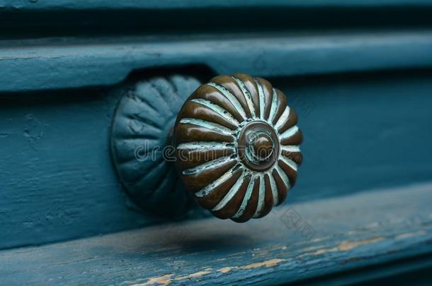 特写镜头关于蓝色绿松石老的古老的门和门手感