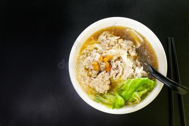 上面的看法细面条猪肉面条汤流行的食物槟榔树妈