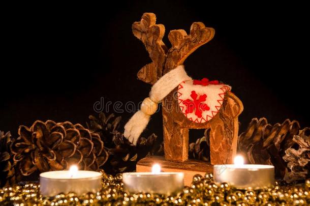 蜡烛和圣诞节松树圆锥体采用<strong>大气</strong>的<strong>光</strong>