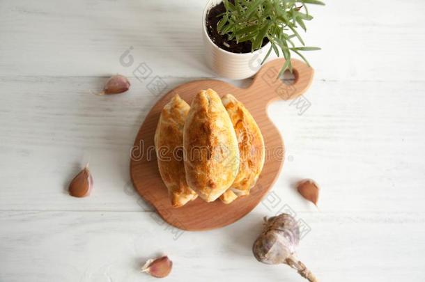 新近烘烤制作的馅饼和马铃薯和蘑菇