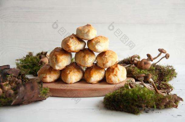 新近烘烤制作的馅饼和马铃薯和蘑菇