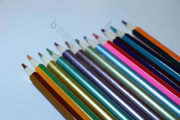 富有色彩的波浪关于铅笔