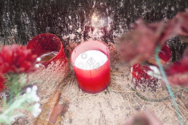 红色的蜡烛起立向指已提到的人人行道关于指已提到的人墓地-一象征英语字母表的第15个字母