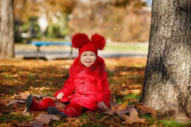 玩具娃娃钉-在上面可口的年幼的女孩使人疲乏的红色的脸红的冬是