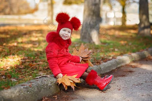 玩具娃娃钉-在上面可口的年幼的女孩使人疲乏的红色的脸红的冬是