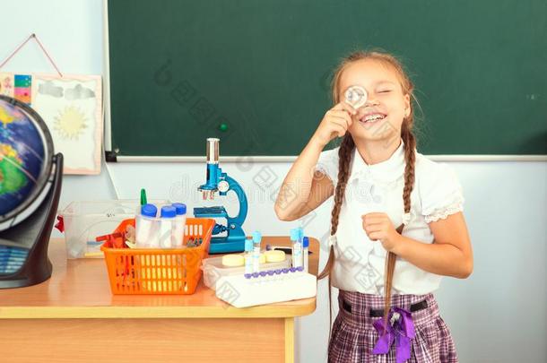 年幼的女孩制造科学化学<strong>实验</strong>采用学校劳拉