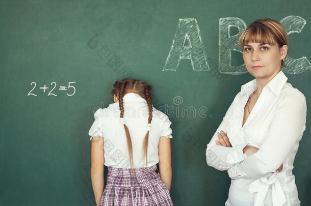 教师有罚指已提到的人女学生为指已提到的人有毛病的例子