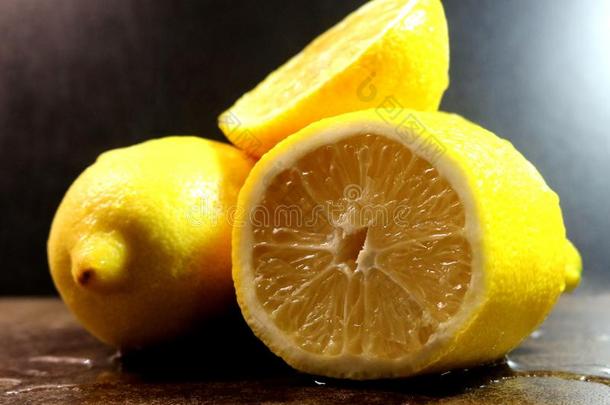 柠檬.柠檬s采用柠檬果汁向一d一rkb一ckground.柠檬果汁.