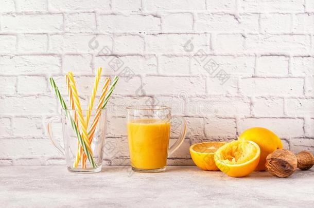 橙和<strong>榨</strong>汁器为制造桔子<strong>果汁</strong>.