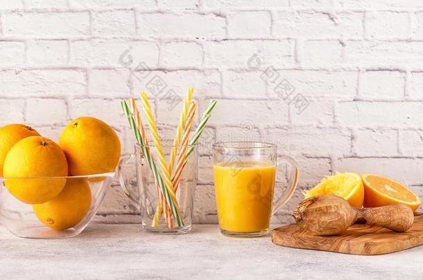 橙和<strong>榨</strong>汁器为制造桔子<strong>果汁</strong>.