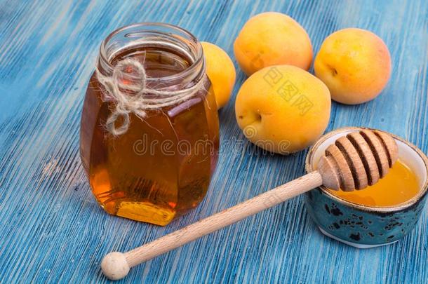 透明的甜的糖浆从成熟的杏