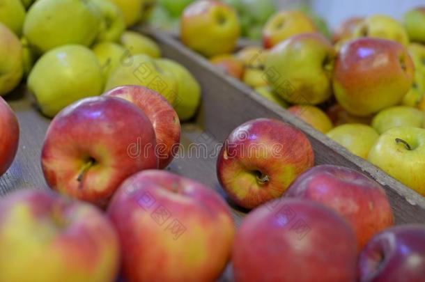 美味的新鲜的红色的苹果在食品杂货店商店.购买&e在n在ural维生素
