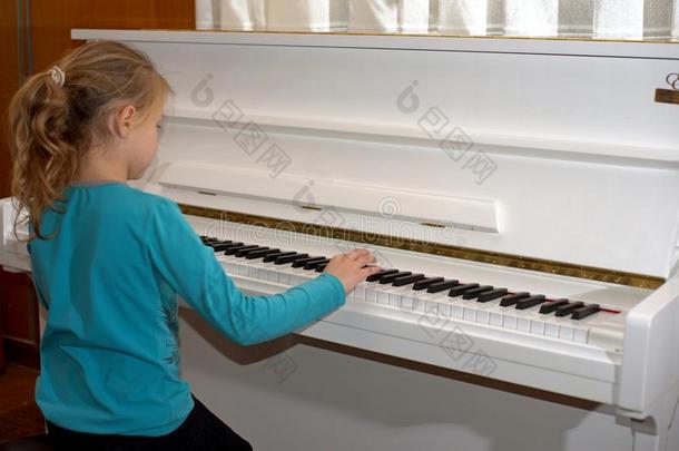 手向指已提到的人白色的调关于指已提到的人钢琴演奏一旋律.女人`英文字母表的第19个字母英语字母表的第8个字母