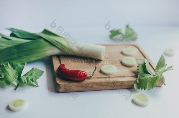 厨房的背景和新鲜的蔬菜向锋利的板