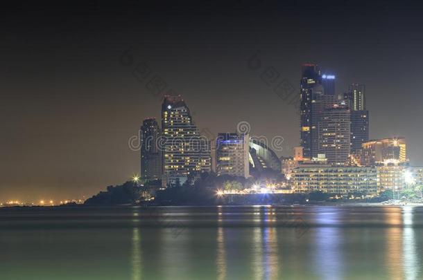 风景关于摩天<strong>大楼</strong>芭堤雅和海采用夜时间.