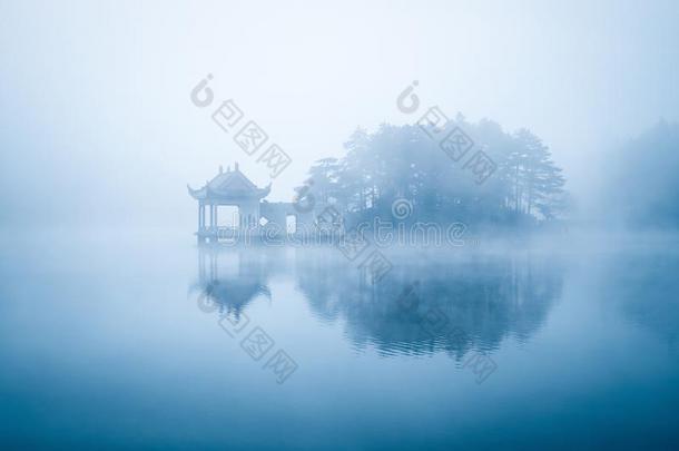 湖采用雾