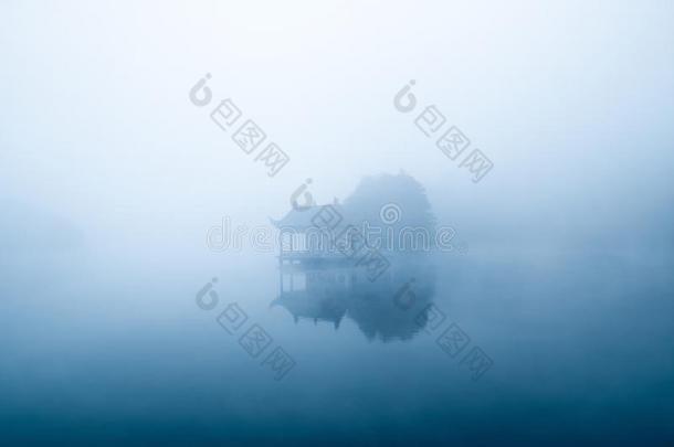 湖采用雾