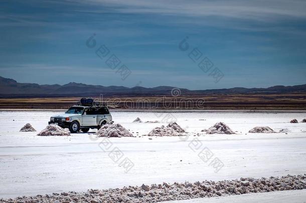 <strong>吉普车</strong>旅行盐平地采用盐湖demand需要乌尤尼沙漠玻利维亚条子毛绒