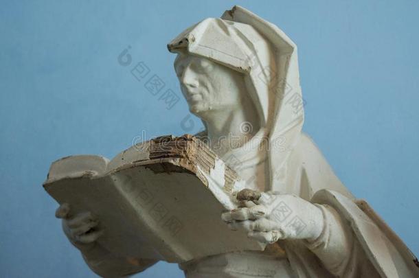 古代的雕像关于指已提到的人修道士阅读书