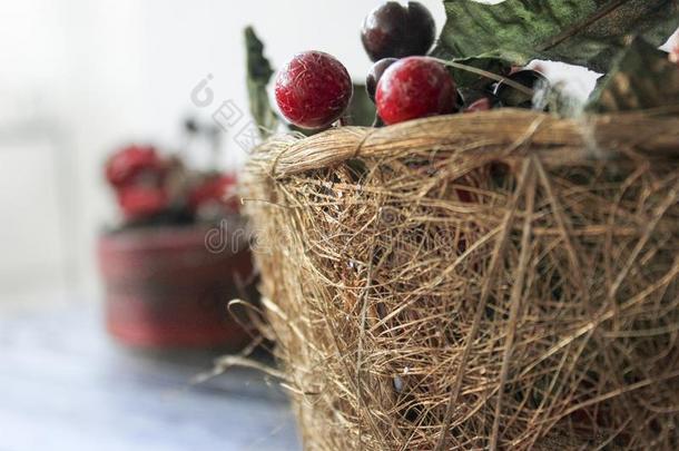 特写镜头圣诞节篮和樱桃和松树