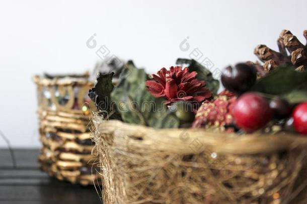 特写镜头圣诞节篮和樱桃和松树