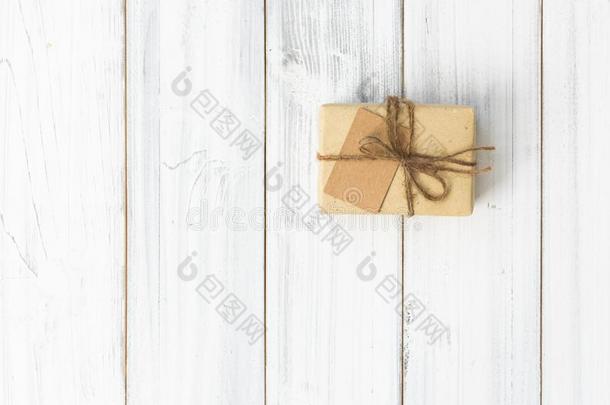 圣诞节棕色的赠品盒向白色的木材背景,平的放置