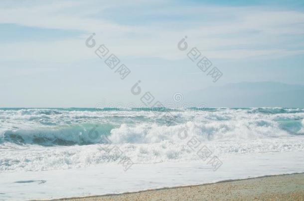 明亮的蓝色绿松石海洋波,夏天堂异国的warmair热空气