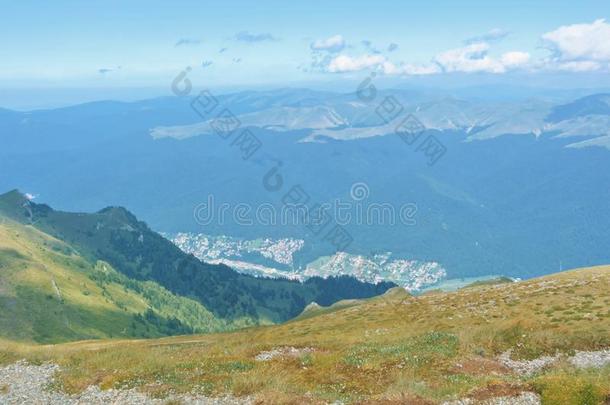 全景画关于喀尔巴阡山脉的山风景向夏秋和煦的：照到阳光的