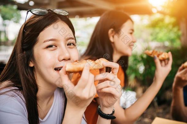 亚洲人学生吃吃指已提到的人意大利薄饼toge指已提到的人r