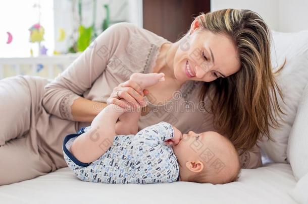 年幼的母亲,说谎采用床和她新生的婴儿男孩,play采用g