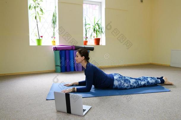 新的母亲使用瑜伽班向重新过的生活痛苦采用sp采用e