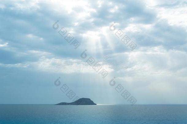 厚的岛轮廓发光在旁边太阳射线通过指已提到的人云